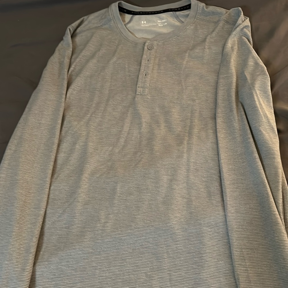Men’s Under Armour 3 button long sleeve EUC